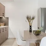 Lagoon Luxury Suites *
