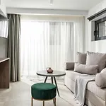 Lagoon Luxury Suites *