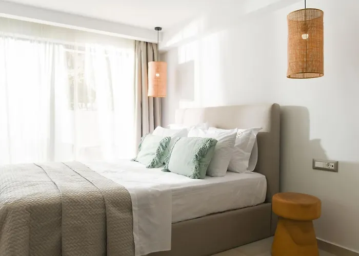 Lagoon Luxury Suites *