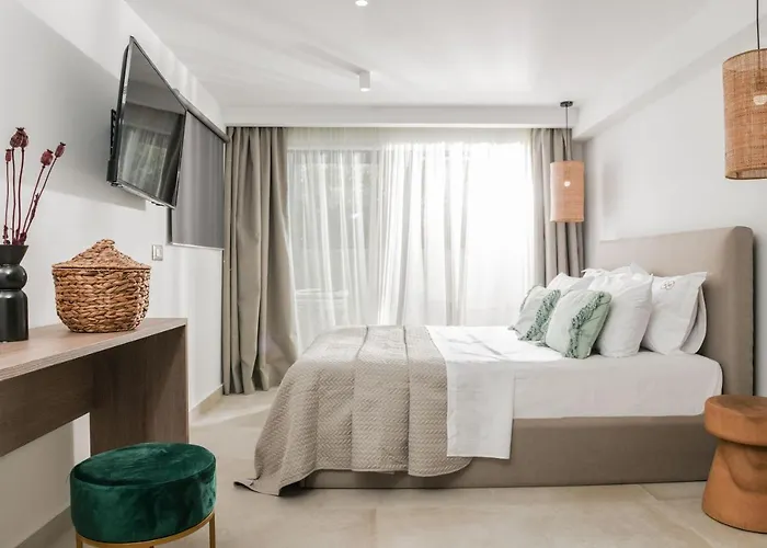Lagoon Luxury Suites Aparthotel
