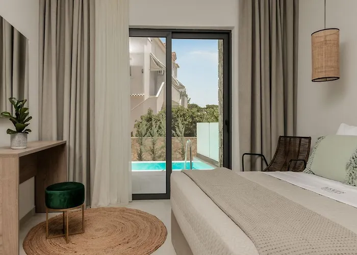 Lagoon Luxury Suites Aparthotel