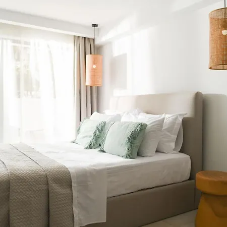 Lagoon Luxury Suites *