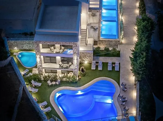 Lagoon Luxury Suites Aparthotel