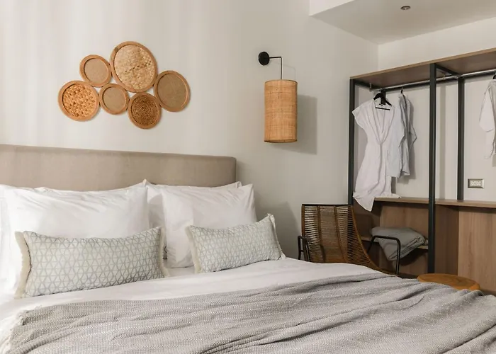 Lagoon Luxury Suites Aparthotel