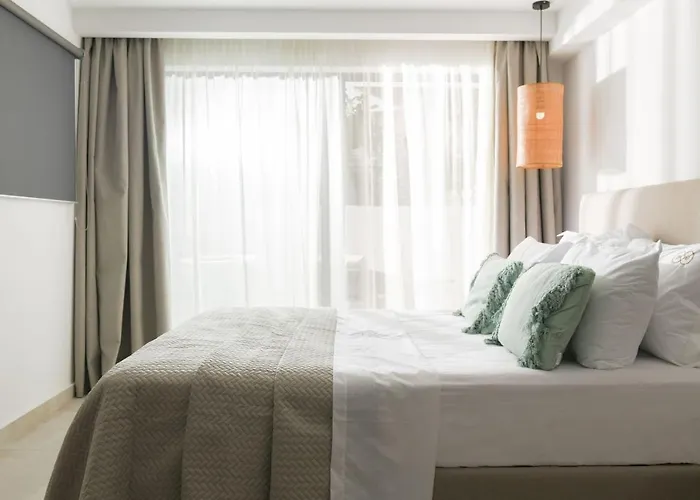 Lagoon Luxury Suites *