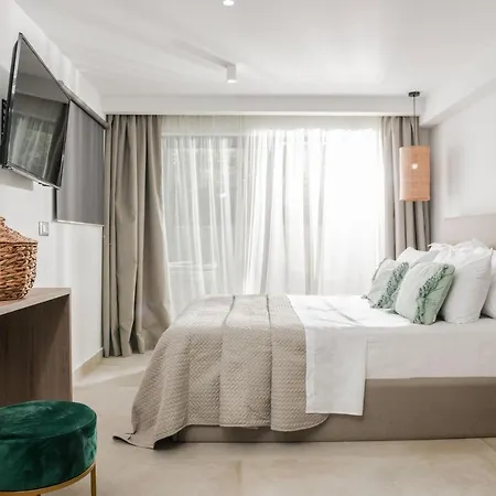 Lagoon Luxury Suites Aparthotel