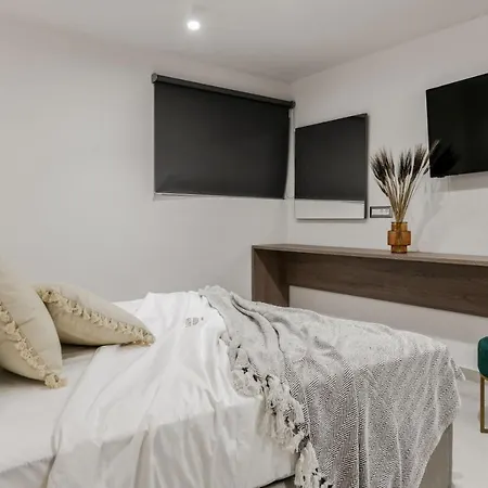 Lagoon Luxury Suites Aparthotel