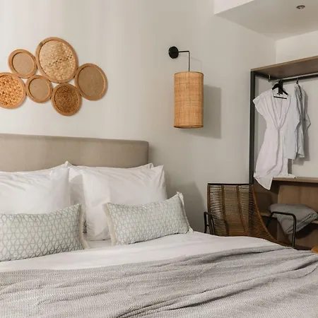 Lagoon Luxury Suites Aparthotel