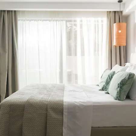 Lagoon Luxury Suites *