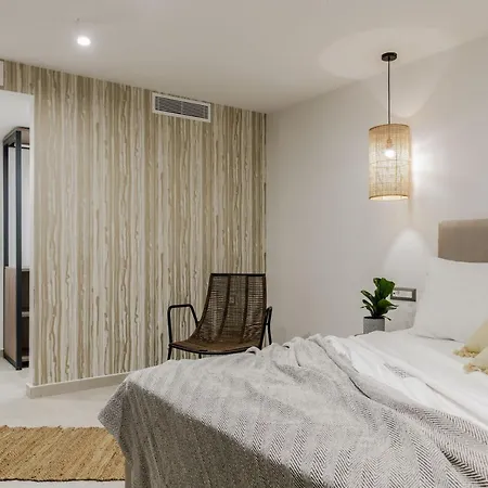 Lagoon Luxury Suites Apartahotel